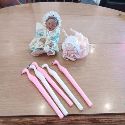 2 SMALL PORCELAIN BABIES AND 5 FLAMINGO WRITING PENS