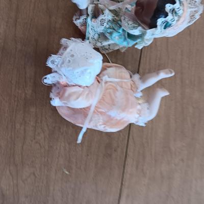 2 SMALL PORCELAIN BABIES AND 5 FLAMINGO WRITING PENS
