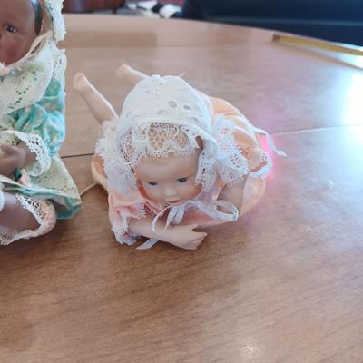 2 SMALL PORCELAIN BABIES AND 5 FLAMINGO WRITING PENS