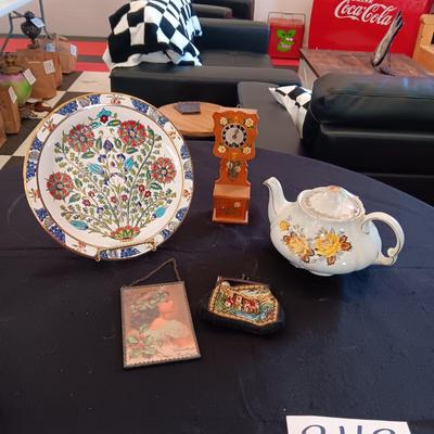 MISC DECOR AND COLLECTIBLES