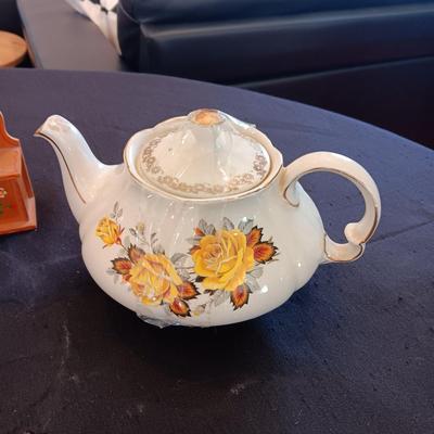MISC DECOR AND COLLECTIBLES