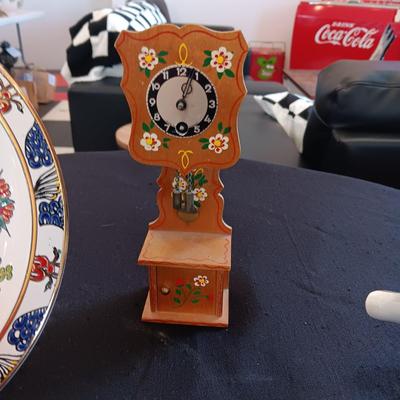 MISC DECOR AND COLLECTIBLES