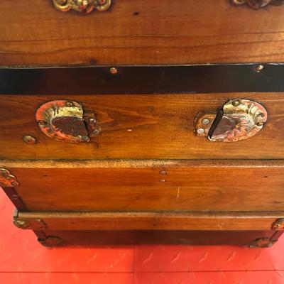 ANTIQUE WOODEN TRUNK
