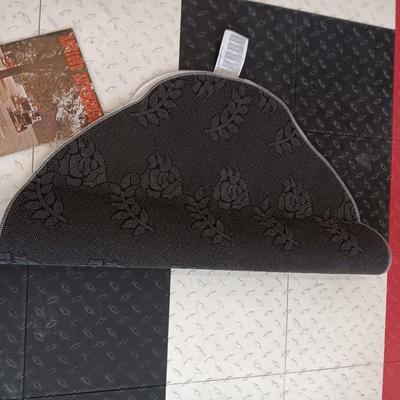 GULF THROW RUG AND 2 MAGAZINES
