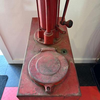 MOBIL OIL ARCTIC HIGHBOY OIL TANK AND PUMP DISPENSING SYSTEM