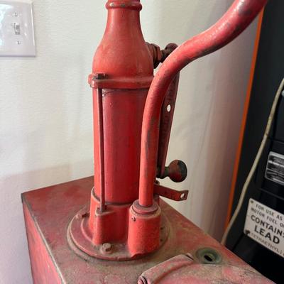 MOBIL OIL ARCTIC HIGHBOY OIL TANK AND PUMP DISPENSING SYSTEM