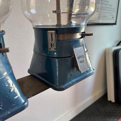 TRIPLE PENNY CANDY MACHINE WITH KEY