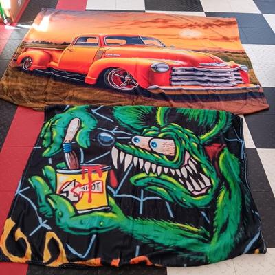 2 SUPER SOFT THROW BLANKETS
