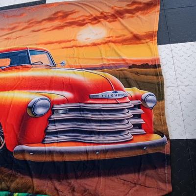 2 SUPER SOFT THROW BLANKETS