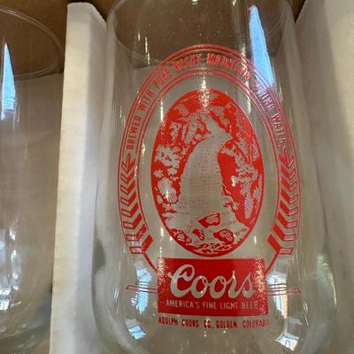 LED/NEON "IT'S 5:00 SOMEWHERE" SIGN, COORS STEMMED BEER GLASSES AND AMBER GLASS ASHTRAY