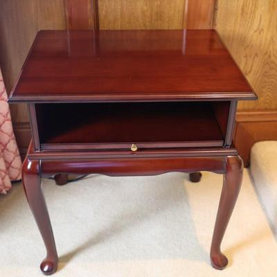 BOMBAY CO. Queen Anne Style Mahogany Side Table