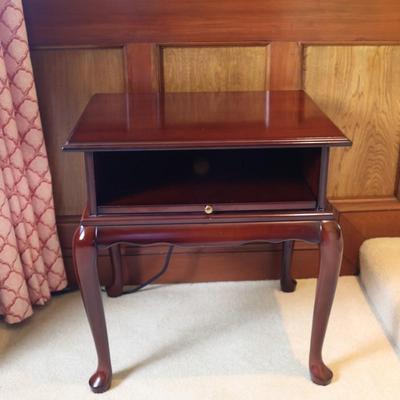 BOMBAY CO. Queen Anne Style Mahogany Side Table