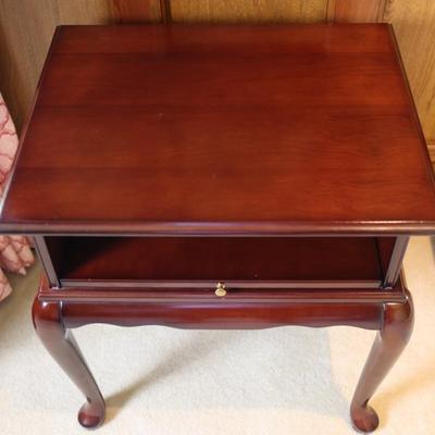 BOMBAY CO. Queen Anne Style Mahogany Side Table