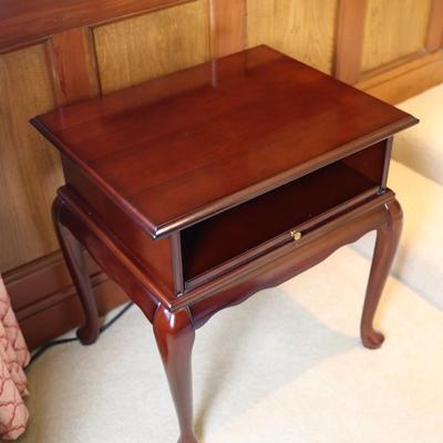 BOMBAY CO. Queen Anne Style Mahogany Side Table