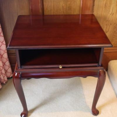 BOMBAY CO. Queen Anne Style Mahogany Side Table