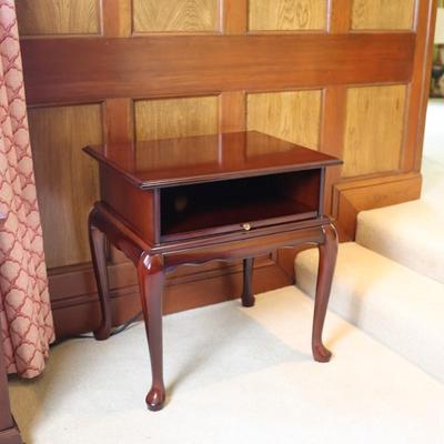 BOMBAY CO. Queen Anne Style Mahogany Side Table