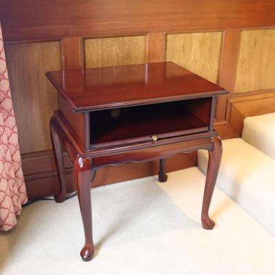 BOMBAY CO. Queen Anne Style Mahogany Side Table