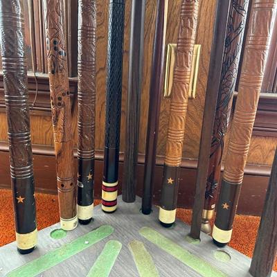 Brunswick Monarch Pool Table w/ Cues. *Read description before bidding