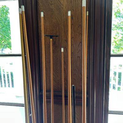 Brunswick Monarch Pool Table w/ Cues. *Read description before bidding