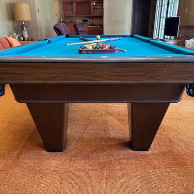 Brunswick Monarch Pool Table w/ Cues. *Read description before bidding