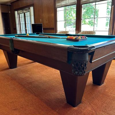 Brunswick Monarch Pool Table w/ Cues. *Read description before bidding