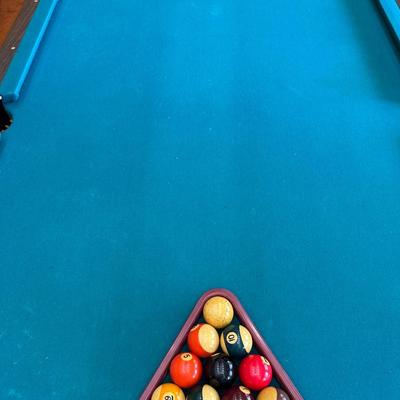 Brunswick Monarch Pool Table w/ Cues. *Read description before bidding
