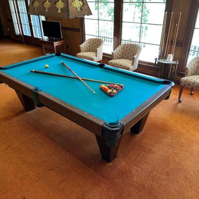 Brunswick Monarch Pool Table w/ Cues. *Read description before bidding