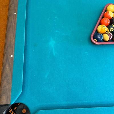 Brunswick Monarch Pool Table w/ Cues. *Read description before bidding
