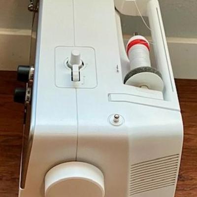 Bernina Sewing Machine 570 QE With Accessories