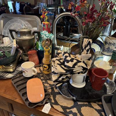 Lot 9: Right Kitchen Counter Selection