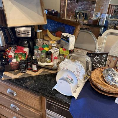 Lot 9: Right Kitchen Counter Selection