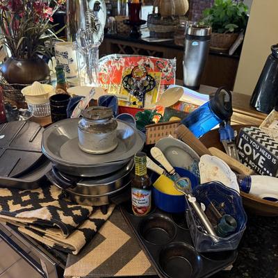Lot 9: Right Kitchen Counter Selection