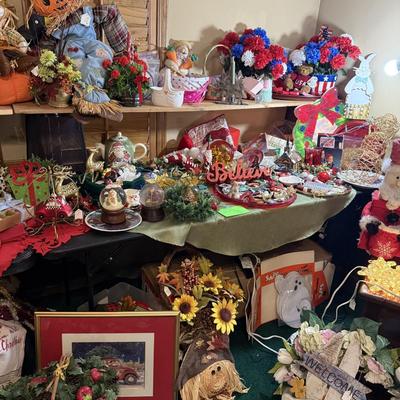 Lot 14: Holiday Selection
