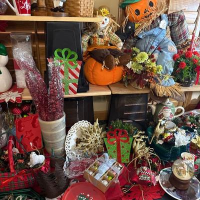 Lot 14: Holiday Selection