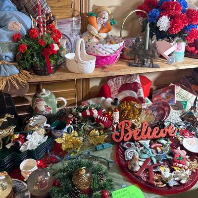 Lot 14: Holiday Selection