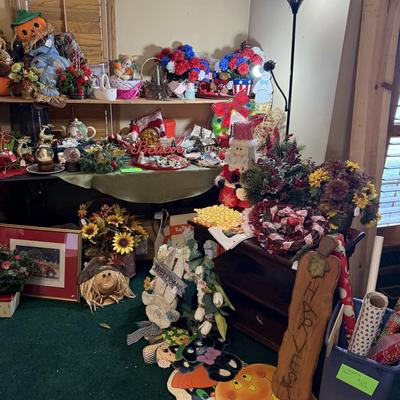 Lot 14: Holiday Selection
