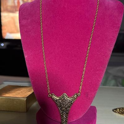 Golden toned pendant necklace