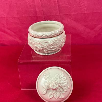 Lot 497 Lenox American by Design Carved Round Rose Dish New