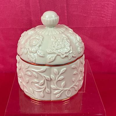Lot A 498 Lenox American By Design Carved Scallop Rose Dish