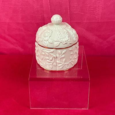 Lot A 498 Lenox American By Design Carved Scallop Rose Dish