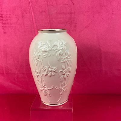 Lot A 501 Lenox Masterpiece Small Vase 7”