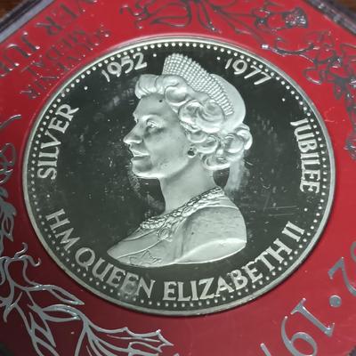 SOLID BRONZE "THE TOWER OF LONDON" & QUEEN ELIZABETH SILVER JUBILEE MEDAL