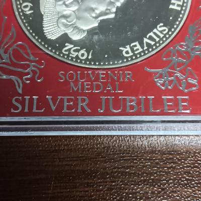 SOLID BRONZE "THE TOWER OF LONDON" & QUEEN ELIZABETH SILVER JUBILEE MEDAL