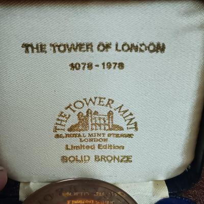 SOLID BRONZE "THE TOWER OF LONDON" & QUEEN ELIZABETH SILVER JUBILEE MEDAL