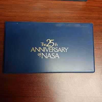 1975 STERLING SILVER PROOF "PARTNERS IN SPACE" & GOLD-TONE NASA 25TH ANNIVERSARY MEDAL