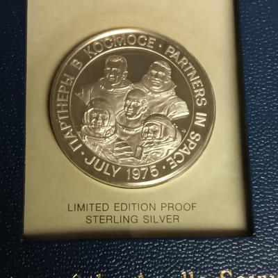 1975 STERLING SILVER PROOF "PARTNERS IN SPACE" & GOLD-TONE NASA 25TH ANNIVERSARY MEDAL