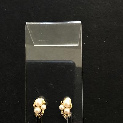Faux Gold tone and pearl clip on earrings