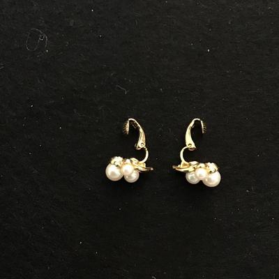 Faux Gold tone and pearl clip on earrings