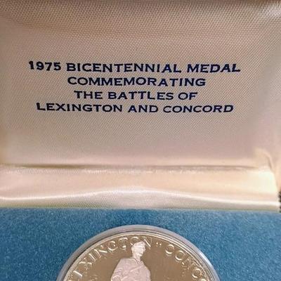 .900 SILVER DOLLAR HONORING VIETNAM VETERANS & BATTLES OF LEXINGTON AND CONCORD