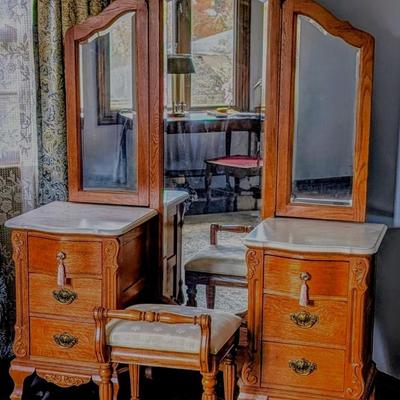 LOT 1Y: 1980s Stanley Furniture Edwardian Style Marble Top Vanity w/ Tri-Fold Mirror & Bench